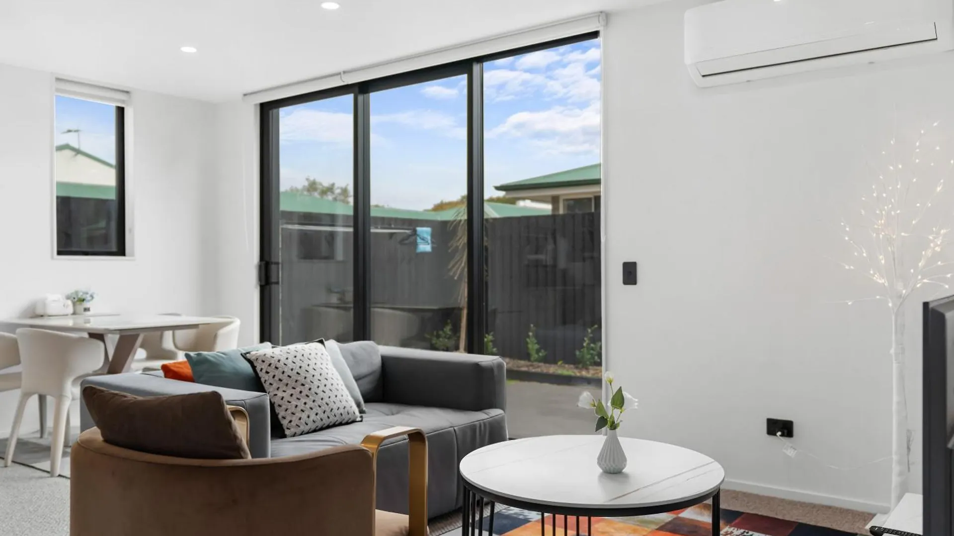 Elegant City Suite 2Bedrooms contacts